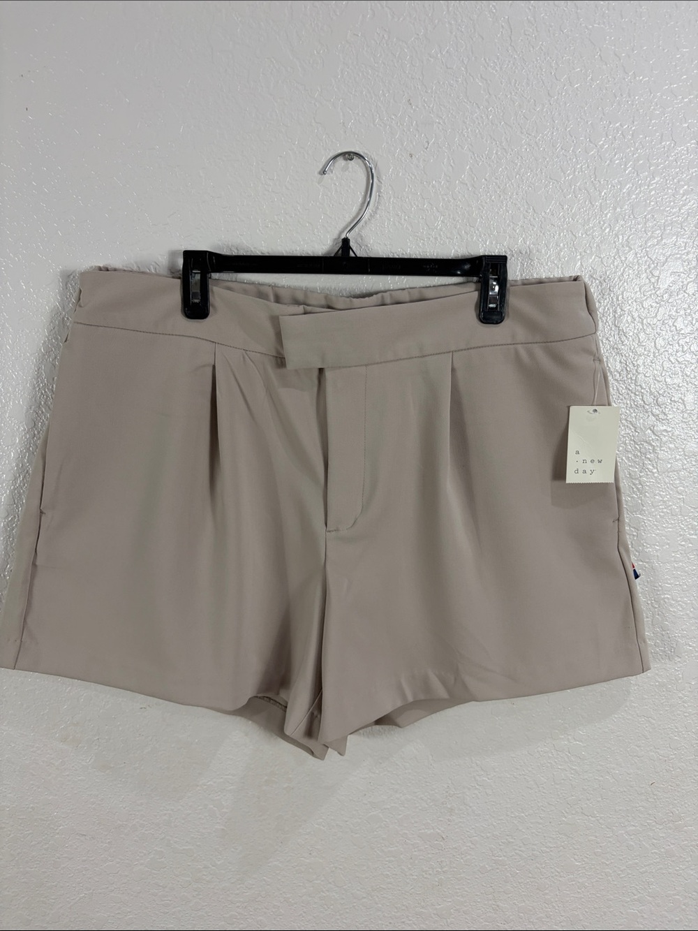 a new day Light Taupe Pleated High-Rise Women's Shorts,Size 17.